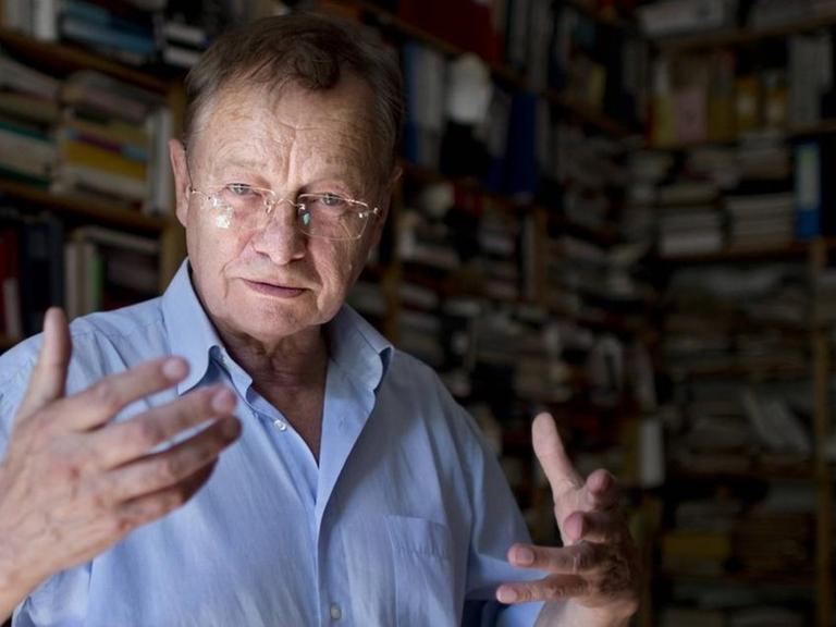 Der Rechtextremismus-Experte Hajo Funke steht am 05.08.2015 in Berlin vor einer Bücherwand.