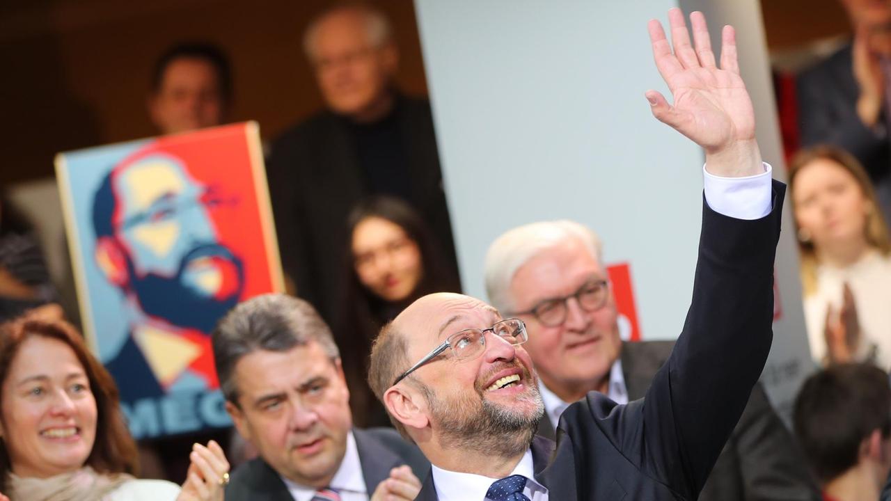 SPD-Kanzlerkandidat Martin Schulz kommt zu einer Pressekonferenz am 29.01.2017 in der SPD-Parteizentrale in Berlin. SPD-Kanzlerkandidat Martin Schulz kommt zu einer Pressekonferenz am 29.01.2017 in der SPD-Parteizentrale in Berlin.