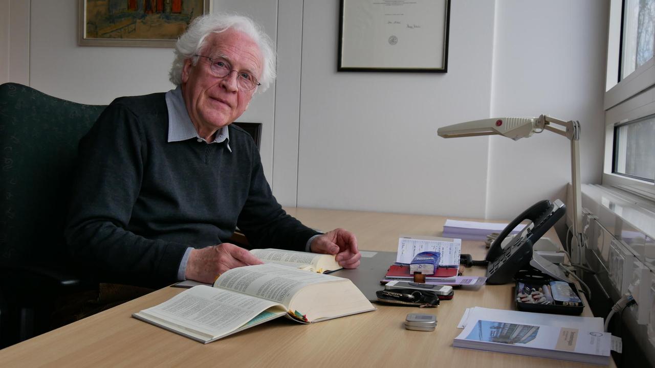 Der Theologe Hermann Spieckermann an seinem Schreibtisch