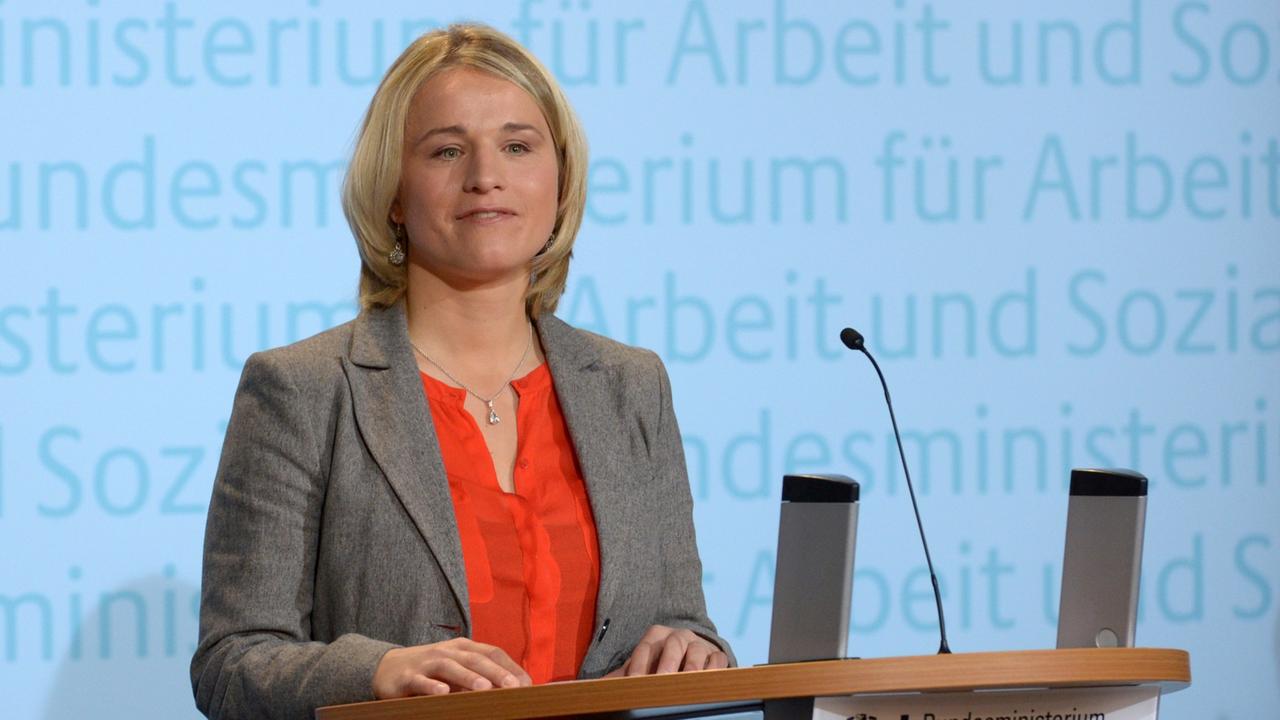 Die Behindertenbeauftragte der Bundesregierung, Verena Bentele, am Mikrofon Die Behindertenbeauftragte der Bundesregierung, Verena Bentele, am Mikrofon