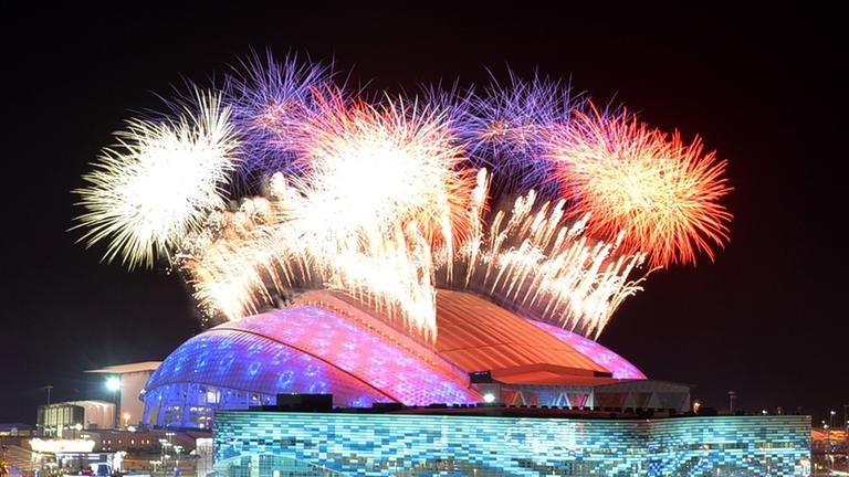 Eröffnungsfeier in Sotschi: Ein großes Feuerwerk über dem Stadion Eröffnungsfeier in Sotschi: Ein großes Feuerwerk über dem Stadion