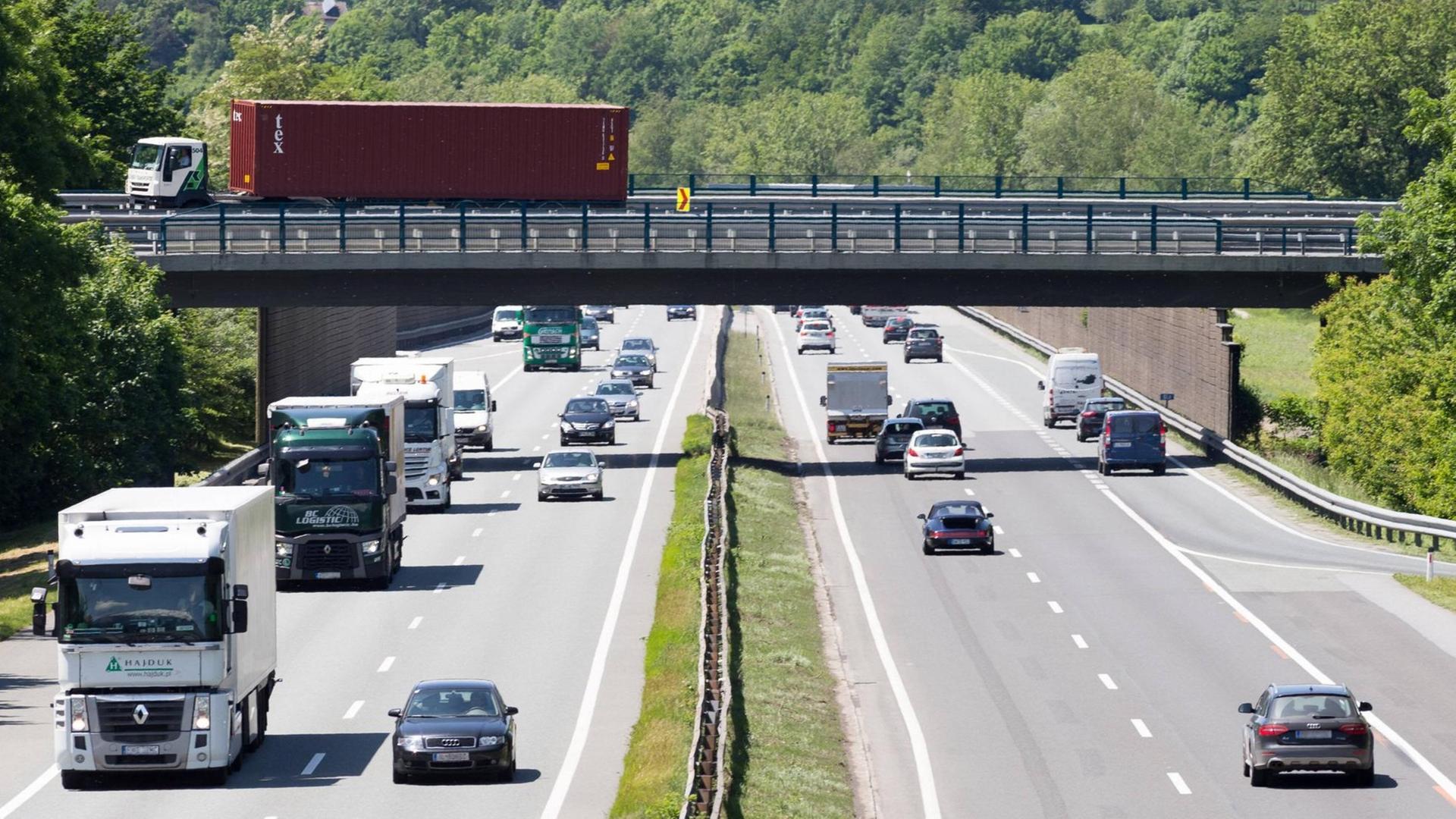 Lkw und Pkw auf der Inntal-Autobahn Lkw und Pkw auf der Inntal-Autobahn