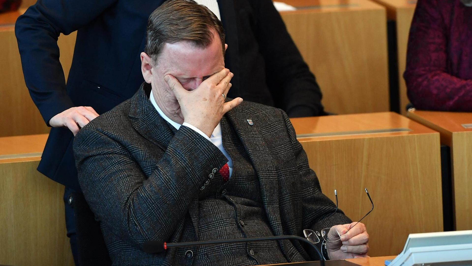 Ein Mann reibt seine Augen. Ein Mann reibt seine Augen.
