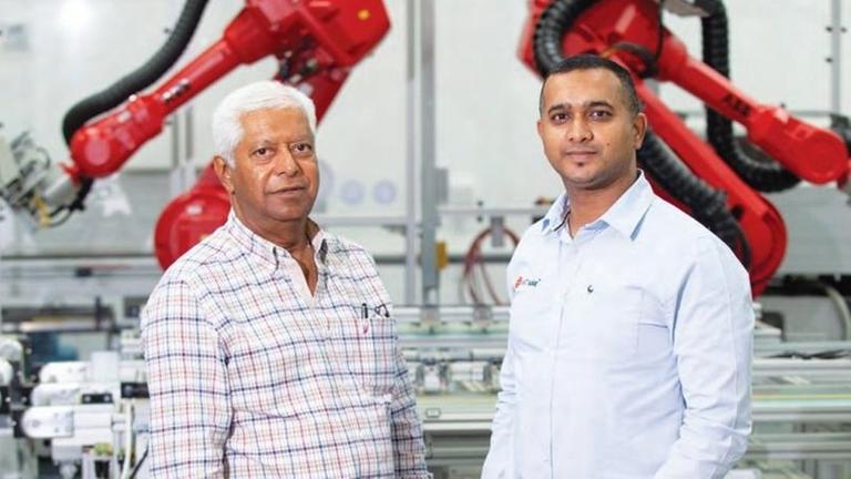 Viren Gosai und der Vorstandsvorsitzende von ARTsolar posieren für ein Pressefoto. Viren Gosai und der Vorstandsvorsitzende von ARTsolar posieren für ein Pressefoto.