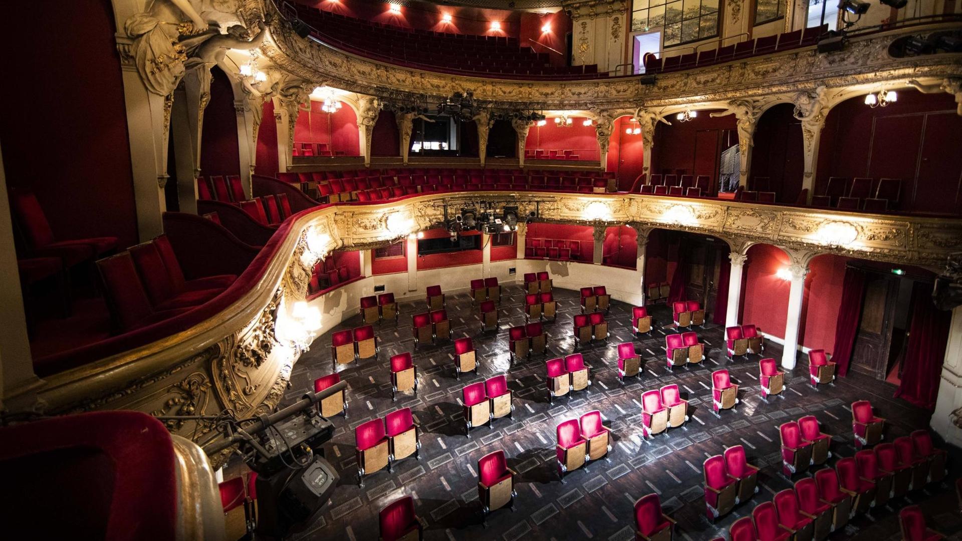Umgebaute Sitzreihen zur Einhaltung der Abstandsregeln im Berliner Ensemble, aufgenommen in Berlin, 28.05.2020. Aufgrund der Einschraenkungen durch das Corona-Virus koennen viele Kurlturhaeuser, Theater, Kinos und dergleichen nicht oeffnen. Die Kulturbranche befuerchtet daher existentielle Verluste durch fehlende Einnahmen. Das Berliner Ensemble versucht sich mit dem Umbau der Sitzreihen einer Rueckkehr zum Betrieb zu naehern. Umgebaute Sitzreihen zur Einhaltung der Abstandsregeln im Berliner Ensemble, aufgenommen in Berlin, 28.05.2020. Aufgrund der Einschraenkungen durch das Corona-Virus koennen viele Kurlturhaeuser, Theater, Kinos und dergleichen nicht oeffnen. Die Kulturbranche befuerchtet daher existentielle Verluste durch fehlende Einnahmen. Das Berliner Ensemble versucht sich mit dem Umbau der Sitzreihen einer Rueckkehr zum Betrieb zu naehern.