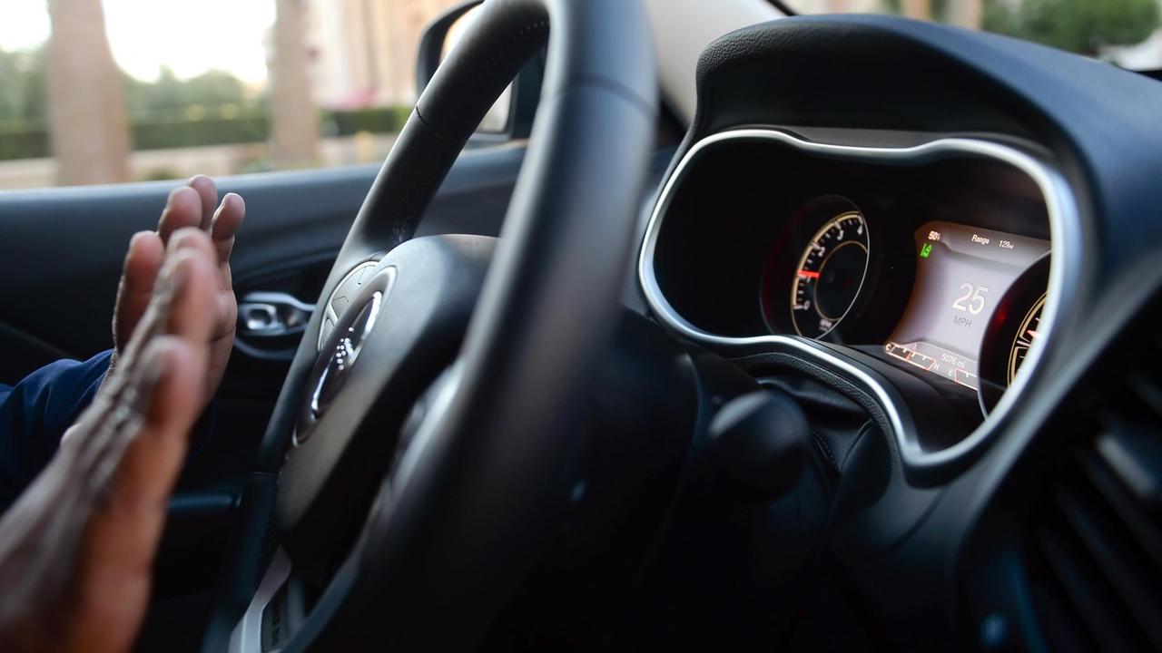 Ein mit Bosch-Technik ausgestattetes Fahrzeugdes Typs Jeep Cherokee steuert am 07.01.2015 in Las Vegas, USA, im Rahmen der CES (Consumer Electronics Show) selbst. Ein mit Bosch-Technik ausgestattetes Fahrzeugdes Typs Jeep Cherokee steuert am 07.01.2015 in Las Vegas, USA, im Rahmen der CES (Consumer Electronics Show) selbst.