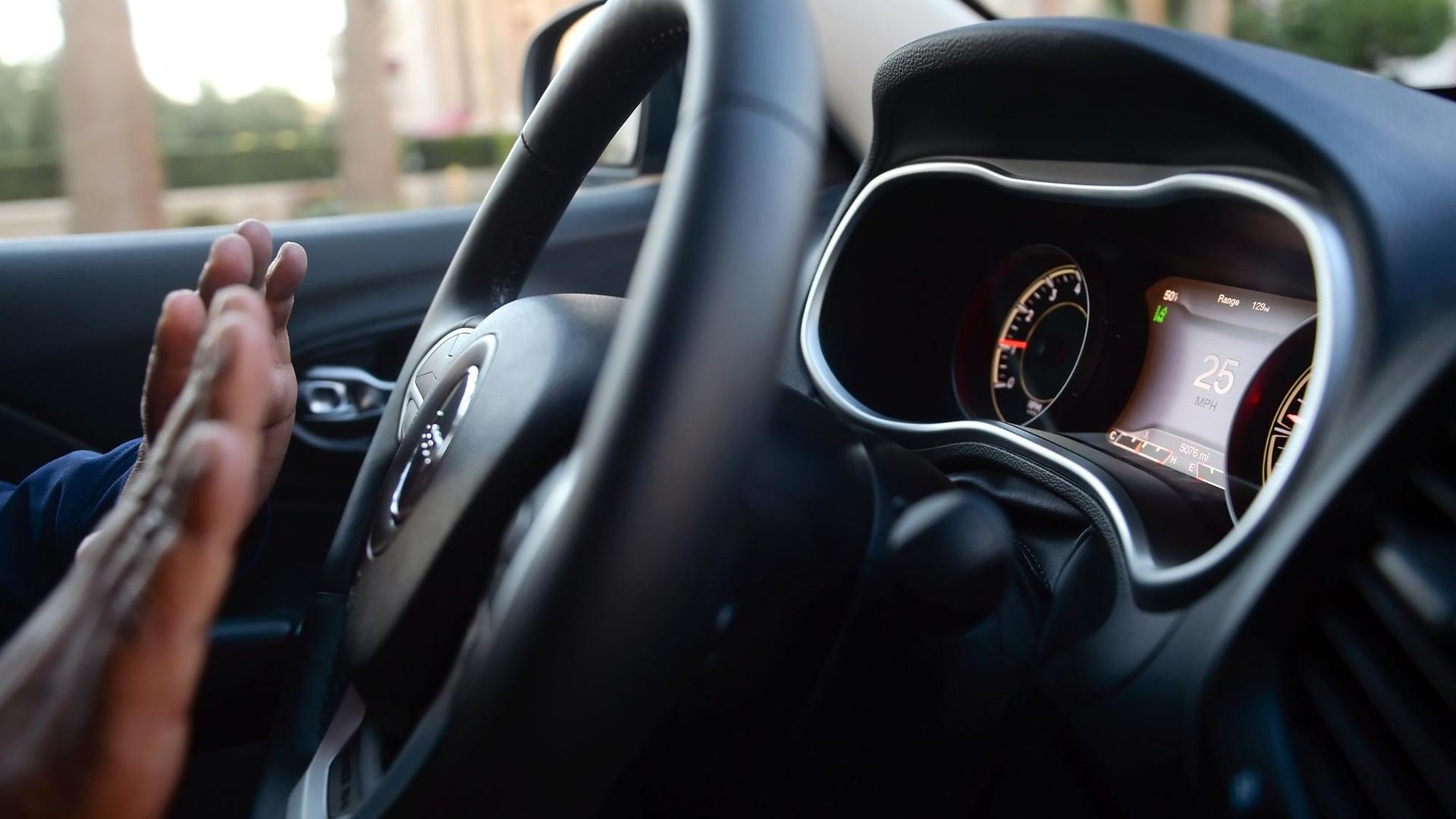 Ein mit Bosch-Technik ausgestattetes Fahrzeugdes Typs Jeep Cherokee steuert am 07.01.2015 in Las Vegas, USA, im Rahmen der CES (Consumer Electronics Show) selbst. Ein mit Bosch-Technik ausgestattetes Fahrzeugdes Typs Jeep Cherokee steuert am 07.01.2015 in Las Vegas, USA, im Rahmen der CES (Consumer Electronics Show) selbst.