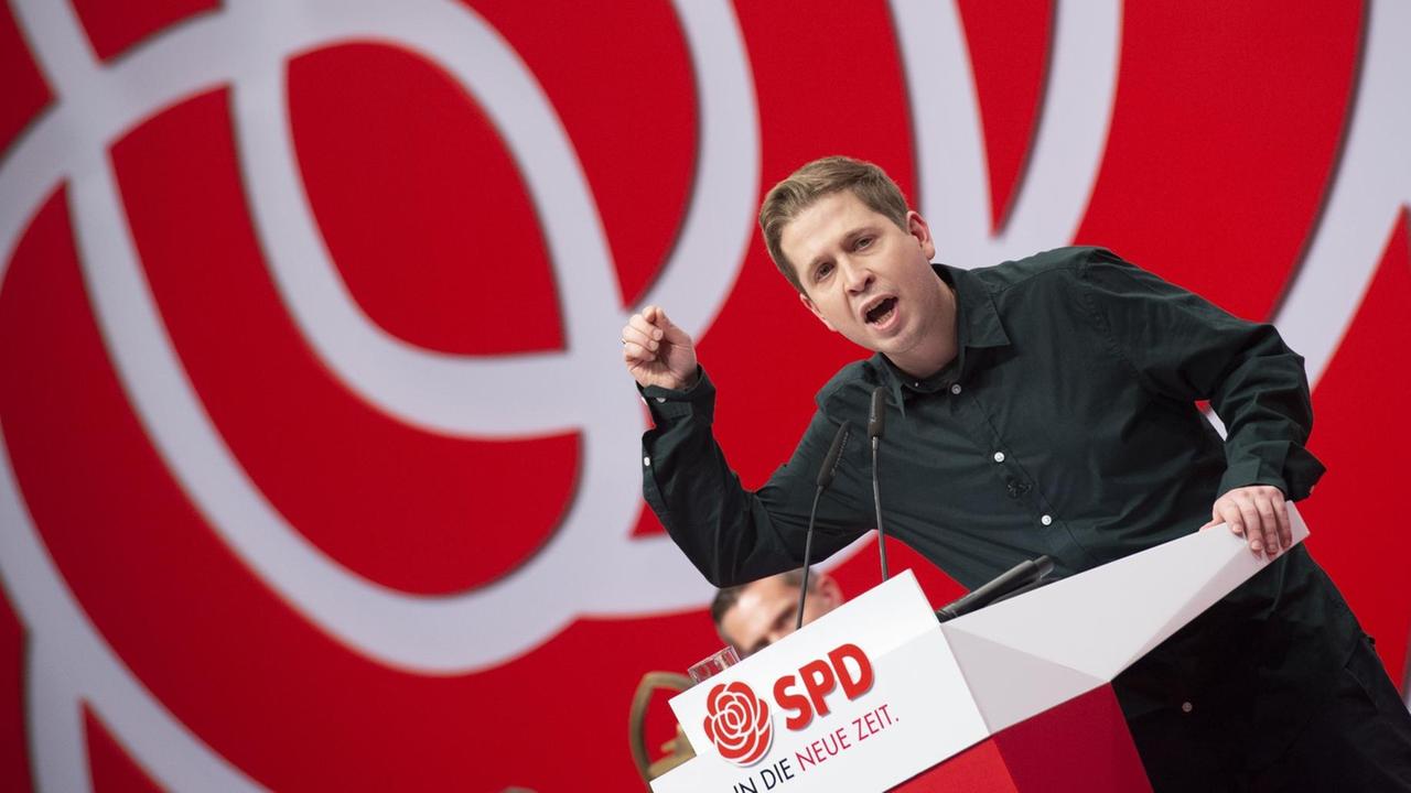 Das Foto zeigt den Juso-Vorsitzenden Kevin Kühnert bei seiner Bewerbungsrede auf dem SPD-Bundesparteitag für den stellvertretenden Parteivorsitz.