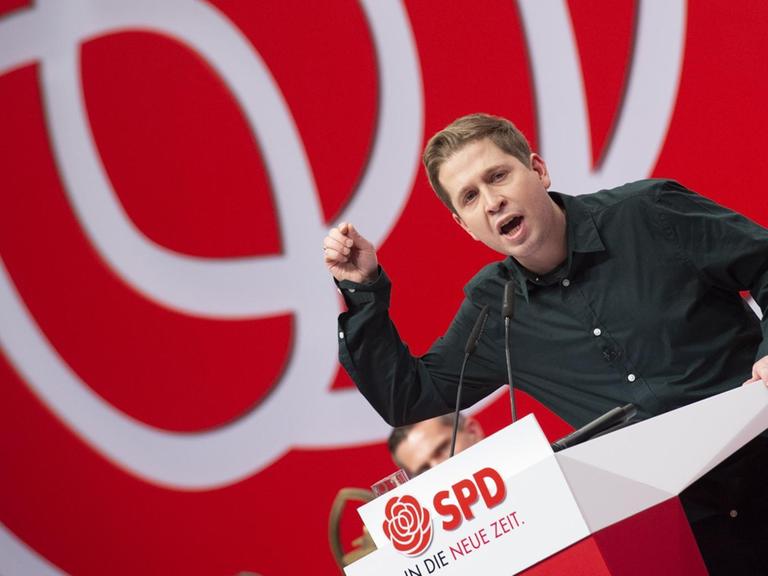 Das Foto zeigt den Juso-Vorsitzenden Kevin Kühnert bei seiner Bewerbungsrede auf dem SPD-Bundesparteitag für den stellvertretenden Parteivorsitz.