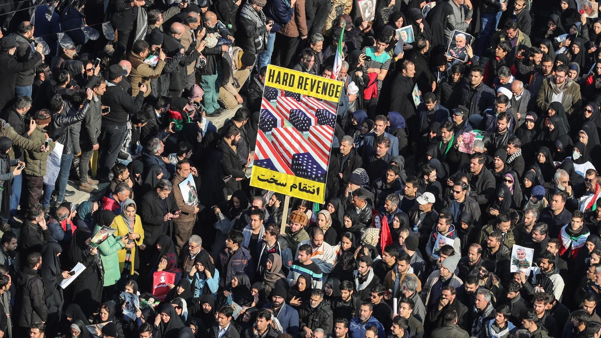 Trauermarsch und Protest gegen die USA am 6. Januar in Teheran. Trauermarsch und Protest gegen die USA am 6. Januar in Teheran.