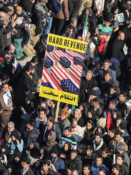 Trauermarsch und Protest gegen die USA am 6. Januar in Teheran.