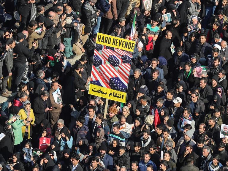 Trauermarsch und Protest gegen die USA am 6. Januar in Teheran.