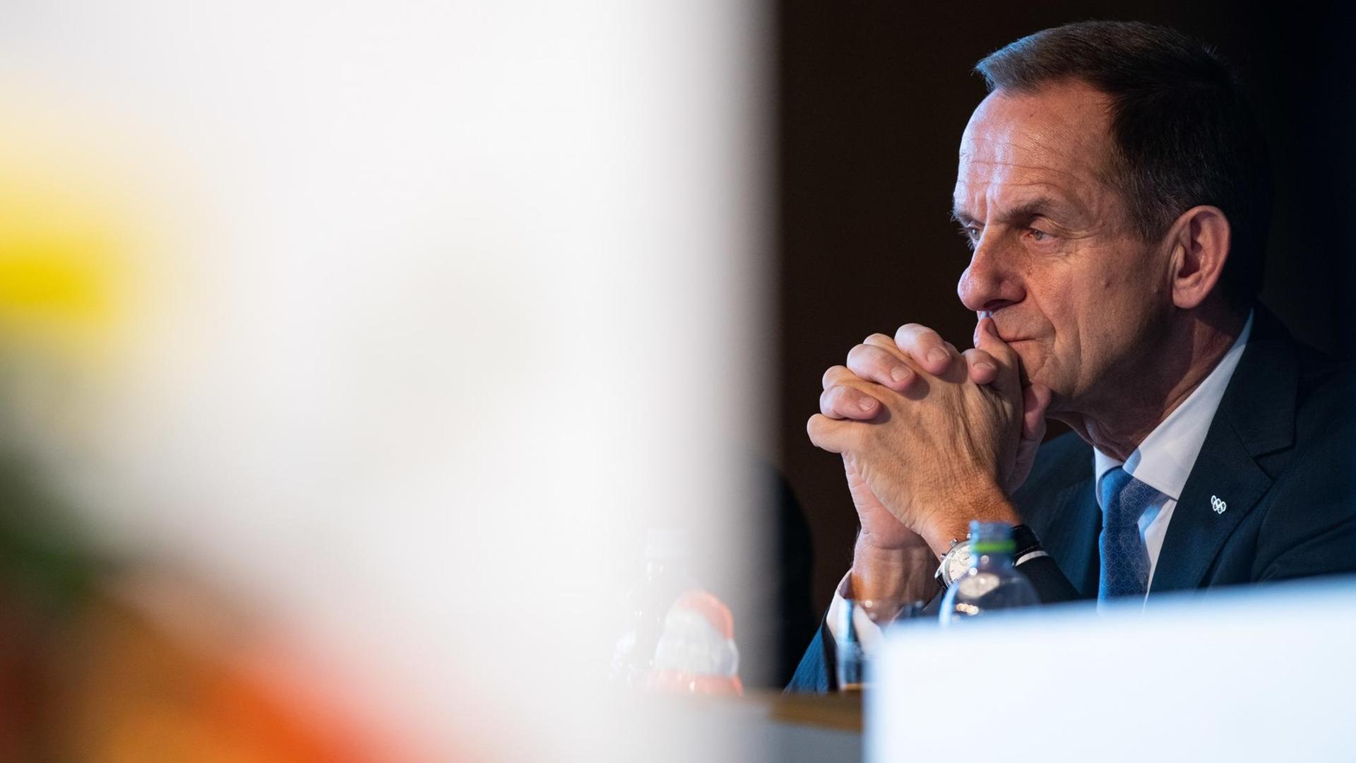 Alfons Hörmann wurde am 01.12.2018 in seinem Amt als DOSB-Präsident bestätigt - allerdings gab es einen Gegenkandidaten. Alfons Hörmann wurde am 01.12.2018 in seinem Amt als DOSB-Präsident bestätigt - allerdings gab es einen Gegenkandidaten.