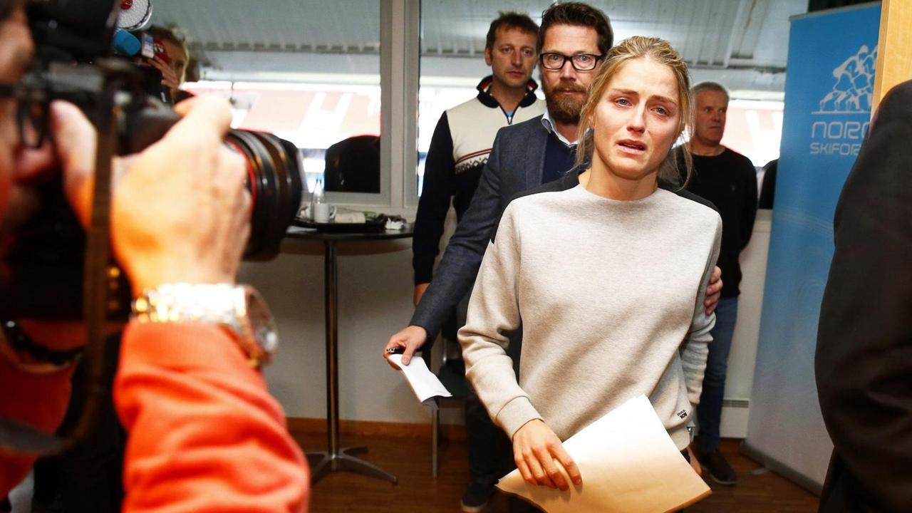 Therese Johaug bei einer Pressekonferenz anlässlich des Bekanntwerdens ihrer positiven Dopingprobe Therese Johaug bei einer Pressekonferenz anlässlich des Bekanntwerdens ihrer positiven Dopingprobe
