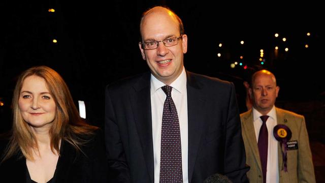 Mark Reckless (Mitte) and seine Frau Catriona Brown (links) in Medway Park, Gillingham bei Rochester, Kent. UKIP gewann einen zweiten Sitz im britischen Unterhaus bei einer Nachwahl in Südengland.