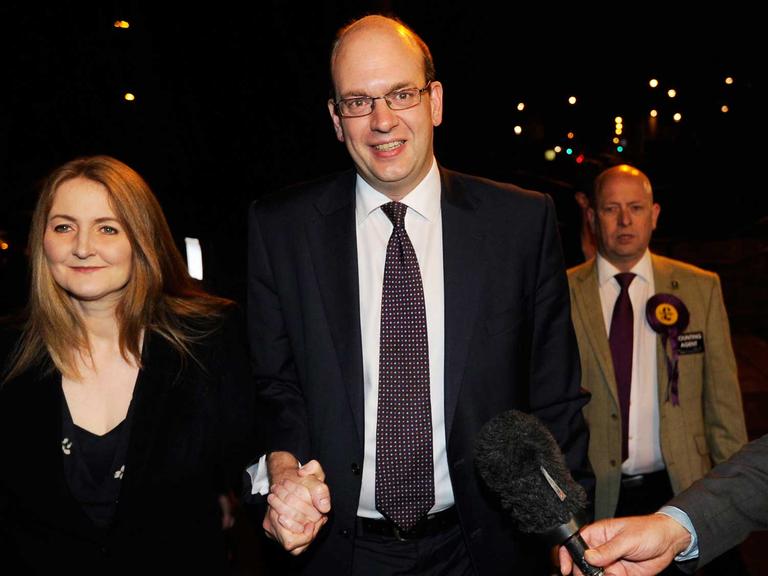 Mark Reckless (Mitte) and seine Frau Catriona Brown (links) in Medway Park, Gillingham bei Rochester, Kent. UKIP gewann einen zweiten Sitz im britischen Unterhaus bei einer Nachwahl in Südengland.