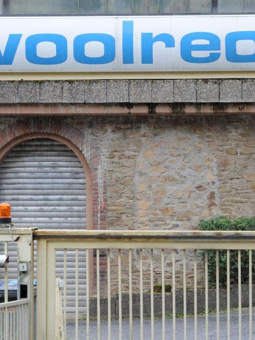 Ein Firmenschild auf einem Gebäude der inzwischen geschlossenen Firma Woolrec im mittelhessischen Braunfels-Tiefenbach.