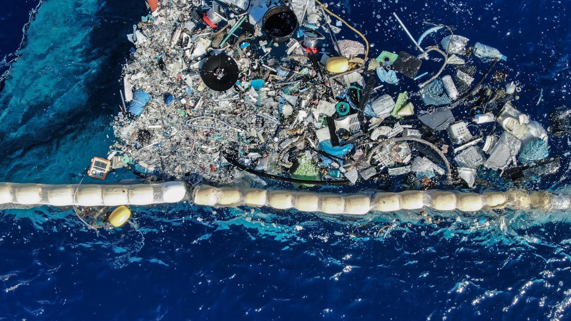 Ein Prototyp des Ocean Cleanup im Meer aus der Luft aufgenommen Ein Prototyp des Ocean Cleanup im Meer aus der Luft aufgenommen