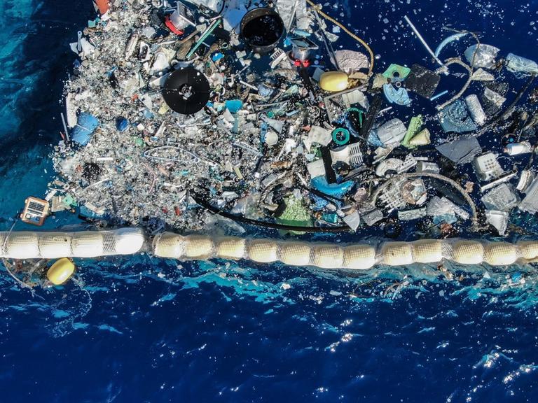 Ein Prototyp des Ocean Cleanup im Meer aus der Luft aufgenommen