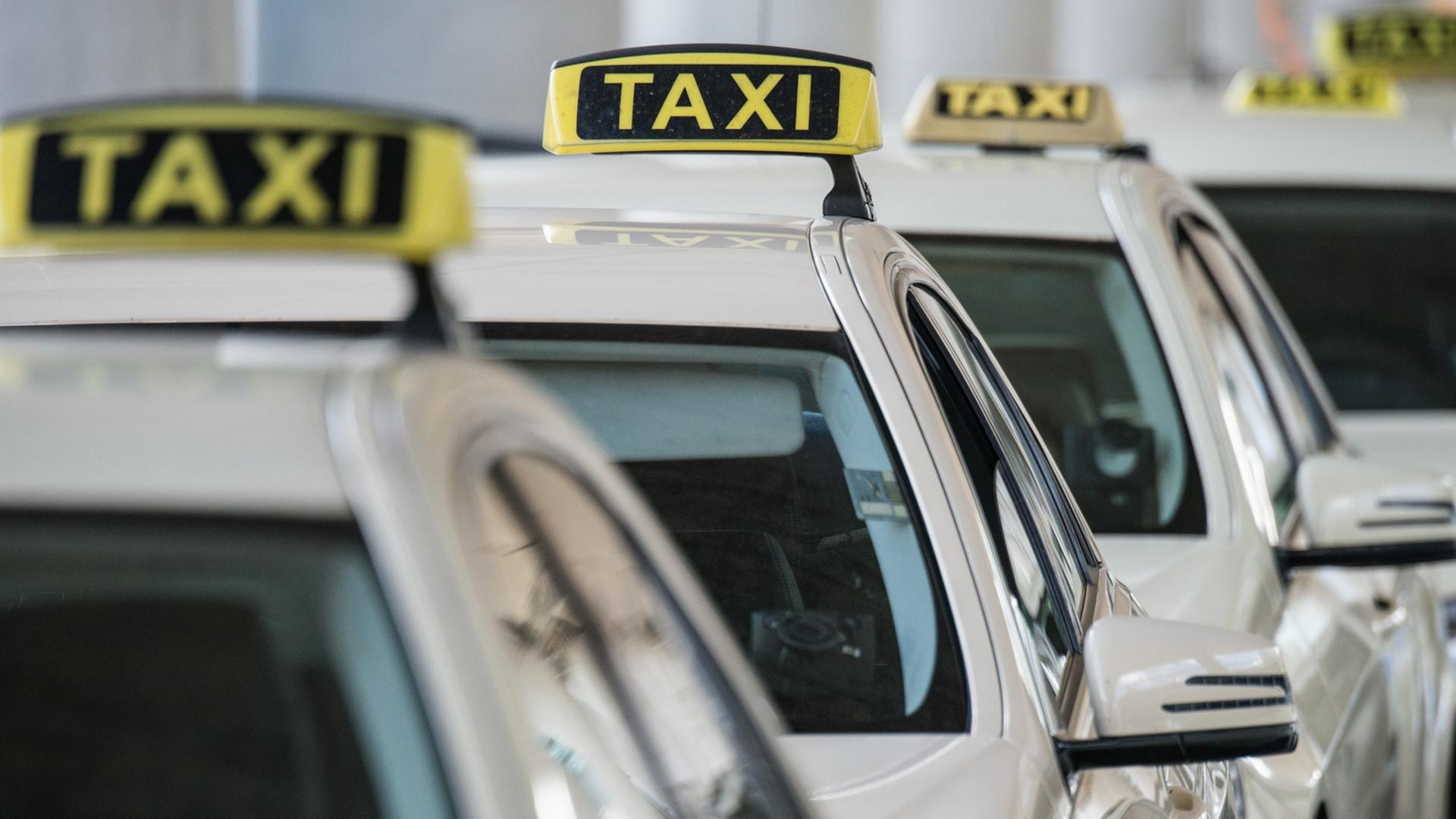 Taxis stehen Schlange am Flughafen in München (Bayern). Taxis stehen Schlange am Flughafen in München (Bayern).