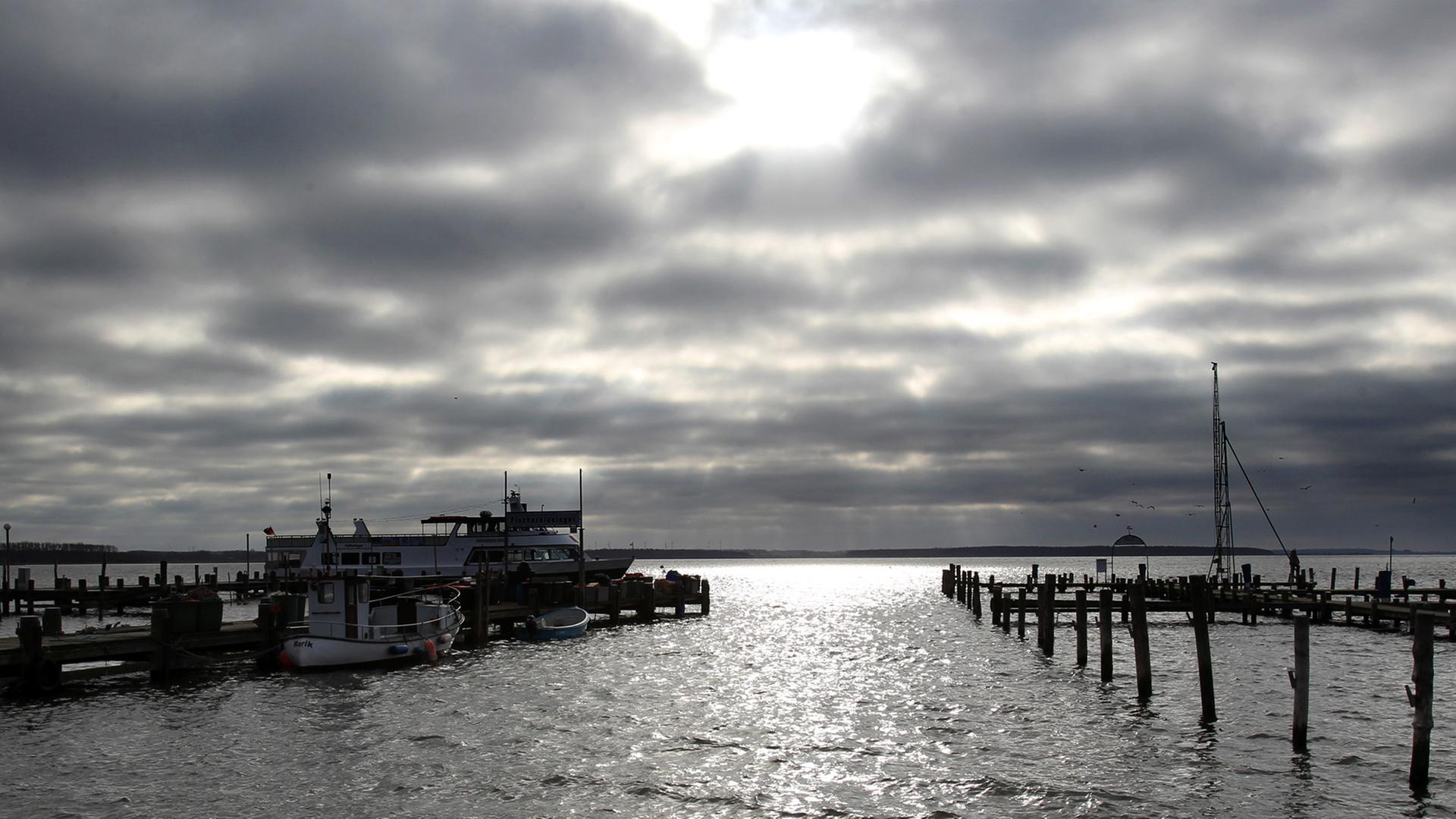 Im Ostseebad Rerik kämpft sich am Mittwoch (09.02.2011) über dem Salzhaff die Sonne durch ein Wolkenloch. Foto: Bernd Wüstneck/mbv Im Ostseebad Rerik kämpft sich am Mittwoch (09.02.2011) über dem Salzhaff die Sonne durch ein Wolkenloch. Foto: Bernd Wüstneck/mbv