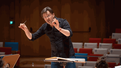 Der Dirigent Tomáš Netopil dirigiert die Dresdner Philharmonie am 26.3.21.