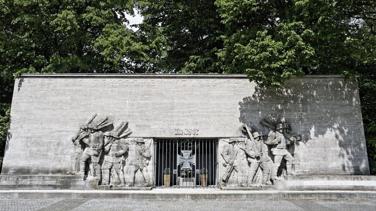 Das "39er-Denkmal" in Düsseldorf zeigt Wehrmachtsoldaten, die in den Krieg ziehen