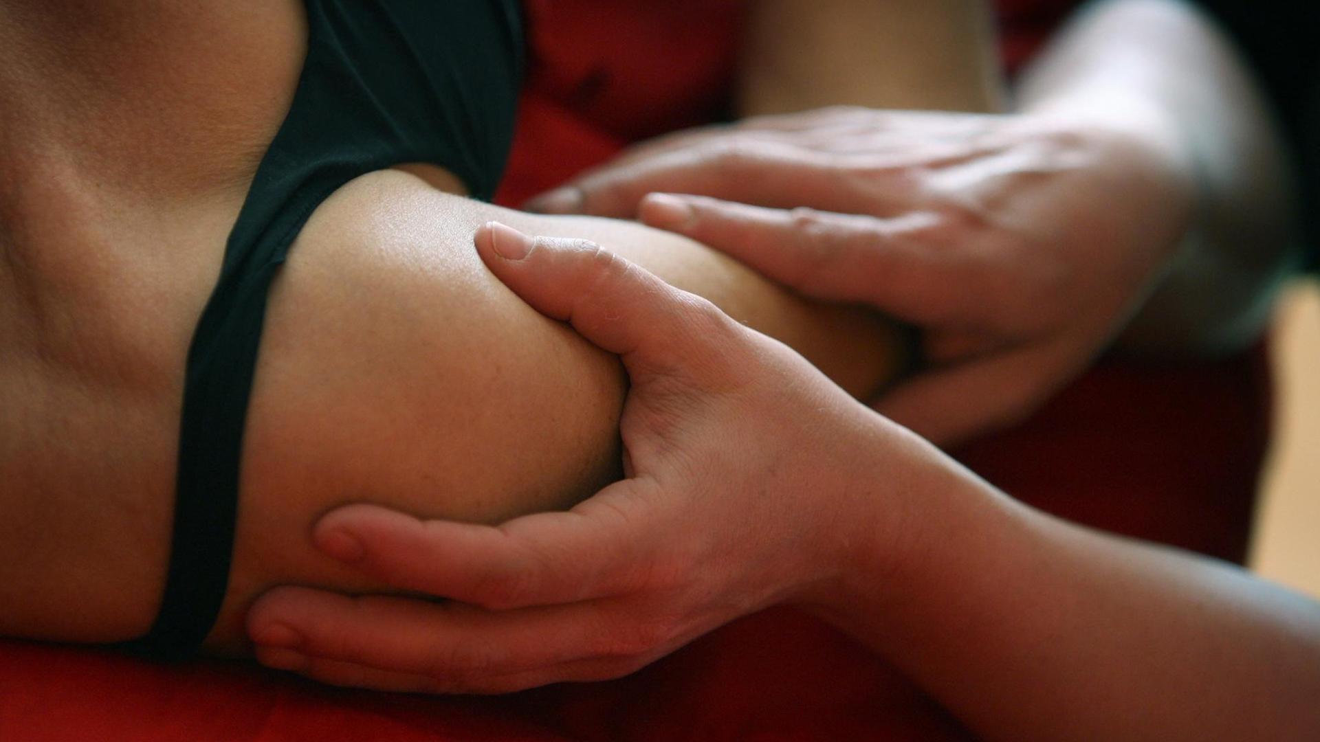 Eine Frau wird in einer Praxis für Osteopathie behandelt. Eine Frau wird in einer Praxis für Osteopathie behandelt.