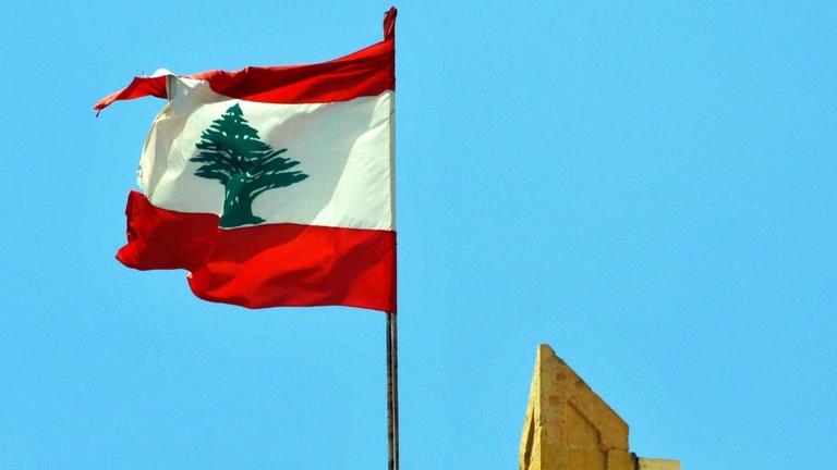 Eine libanesische Flagge an einem Gebäude in Beirut weht im Wind Eine libanesische Flagge an einem Gebäude in Beirut weht im Wind