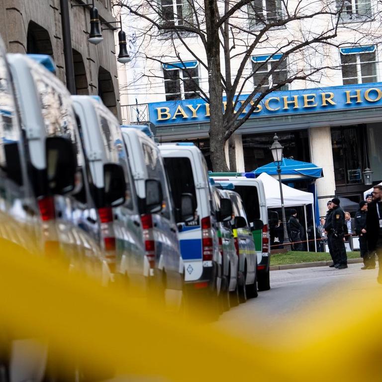 Das Tagungshotel "Bayerischer Hof" der 56. Münchner Sicherheitskonferenz und zahlreiche Polizeiautos sind am 16.02.2020 hinter einer Straßenabsperrung zu sehen.