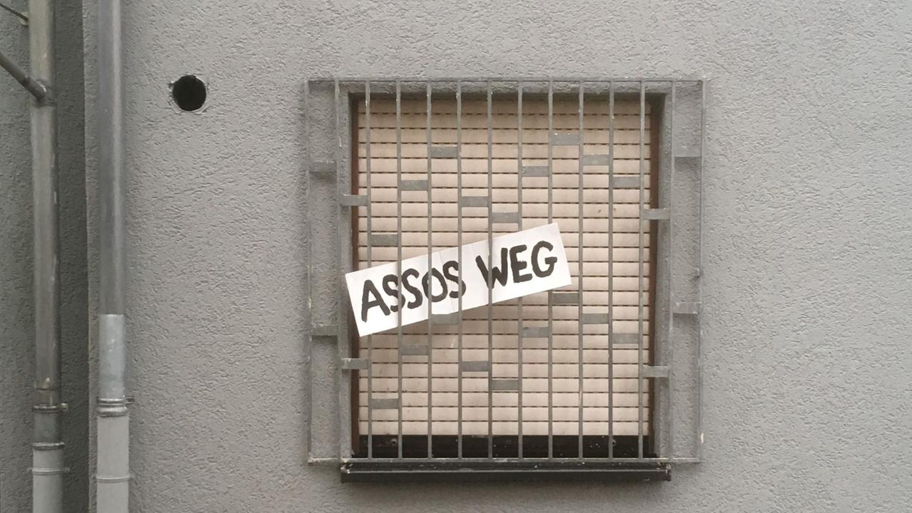 Gespensterhafte Massenbewegung: Im Hörstück DIE SINS räumt eine kleine Stadt (mit) sich selbst auf. Gespensterhafte Massenbewegung: Im Hörstück DIE SINS räumt eine kleine Stadt (mit) sich selbst auf.