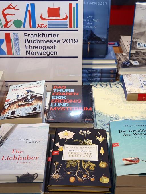 Büchertisch einer Buchhandlung mit Literatur aus Norwegen.