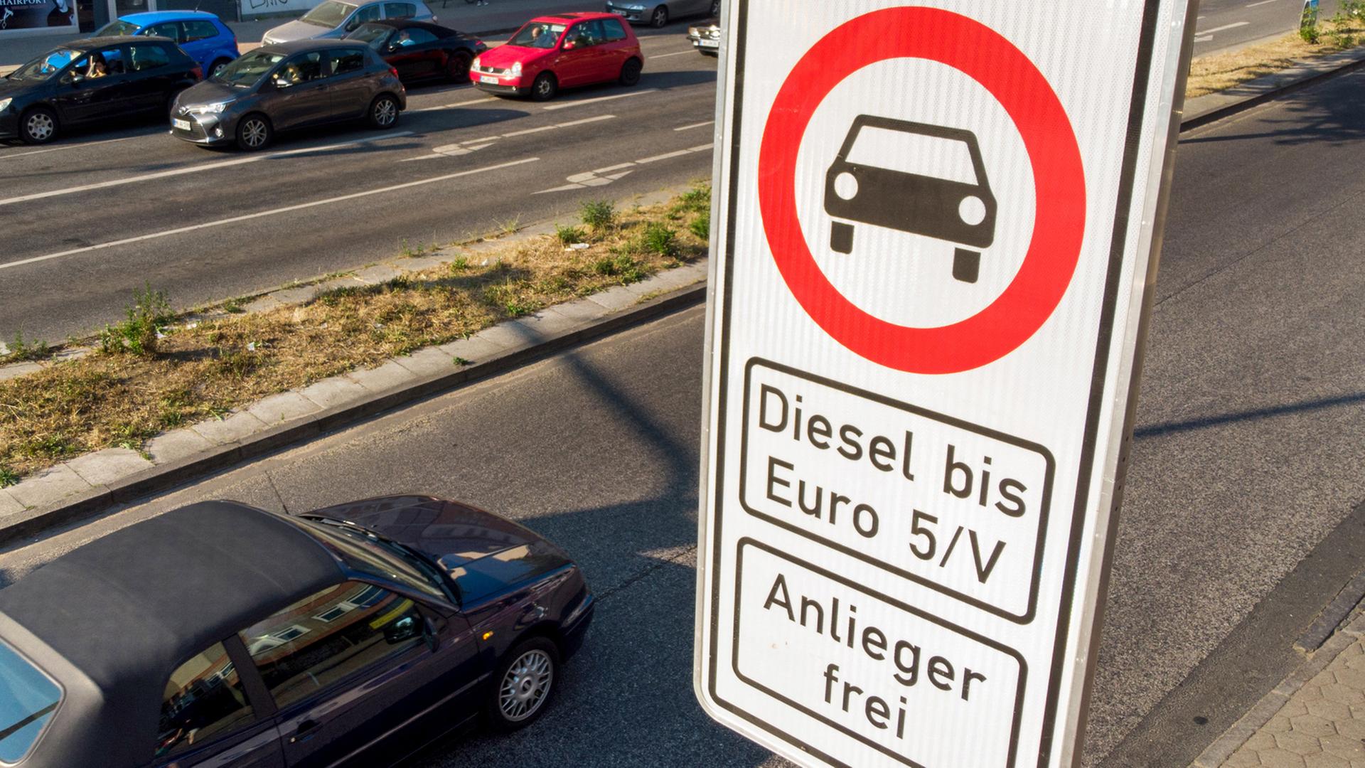 Schilder verkünden Fahrverbote für Diesel-Fahrzeuge in Hamburg Schilder verkünden Fahrverbote für Diesel-Fahrzeuge in Hamburg