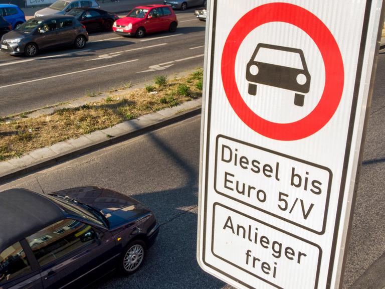 Schilder verkünden Fahrverbote für Diesel-Fahrzeuge in Hamburg