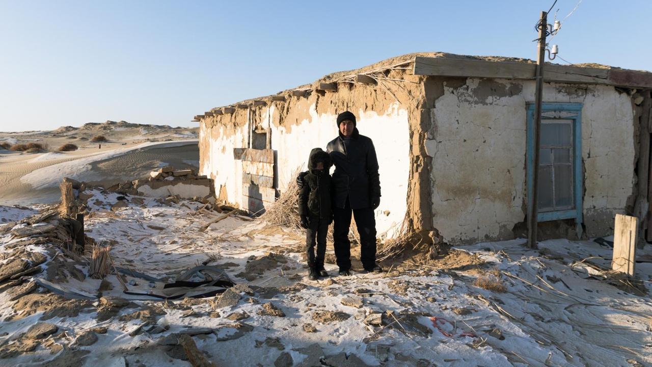 In diesem Haus wurde Nurbol Ussenov geboren. Sein Dorf Akespe lag am Aralsee. Dann verschwand das Wasser und die Wanderdünen kamen. Alle Bewohner mussten wegziehen.