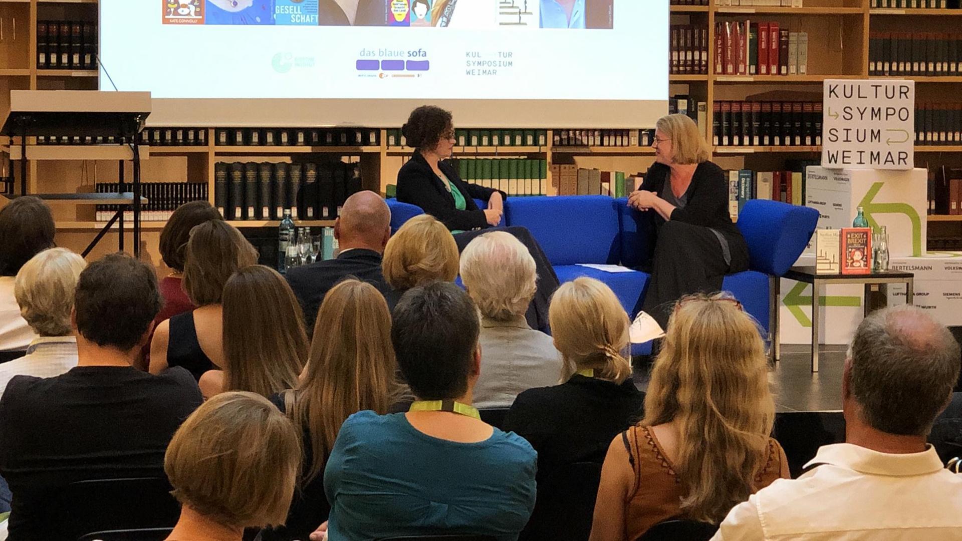 Kate Connolly auf dem Blauen Sofa im Gespräch mit Marie Sagenschneider, Aufzeichnung im Studienzentrum der Anna-Amalia-Bibliothek in Weimar Kate Connolly auf dem Blauen Sofa im Gespräch mit Marie Sagenschneider, Aufzeichnung im Studienzentrum der Anna-Amalia-Bibliothek in Weimar