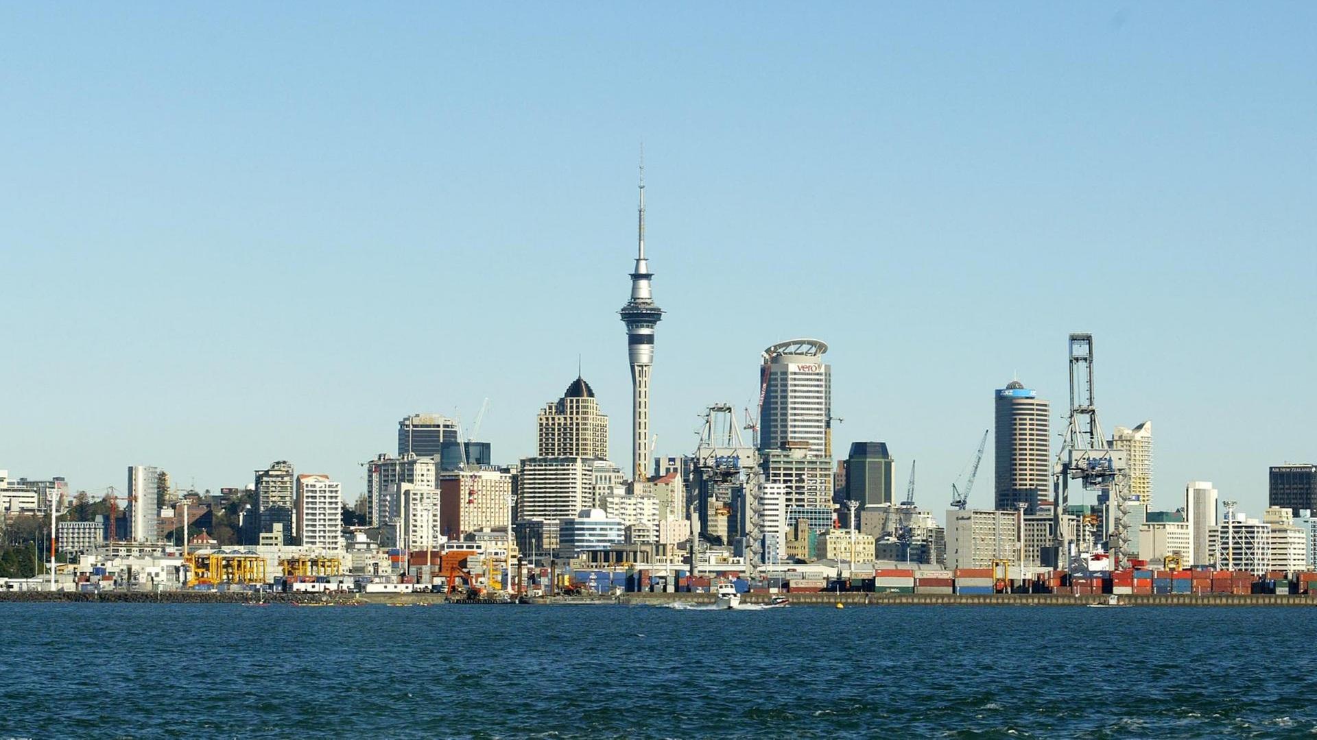 Die Skyline von Auckland vom Wasser aus betrachtet.