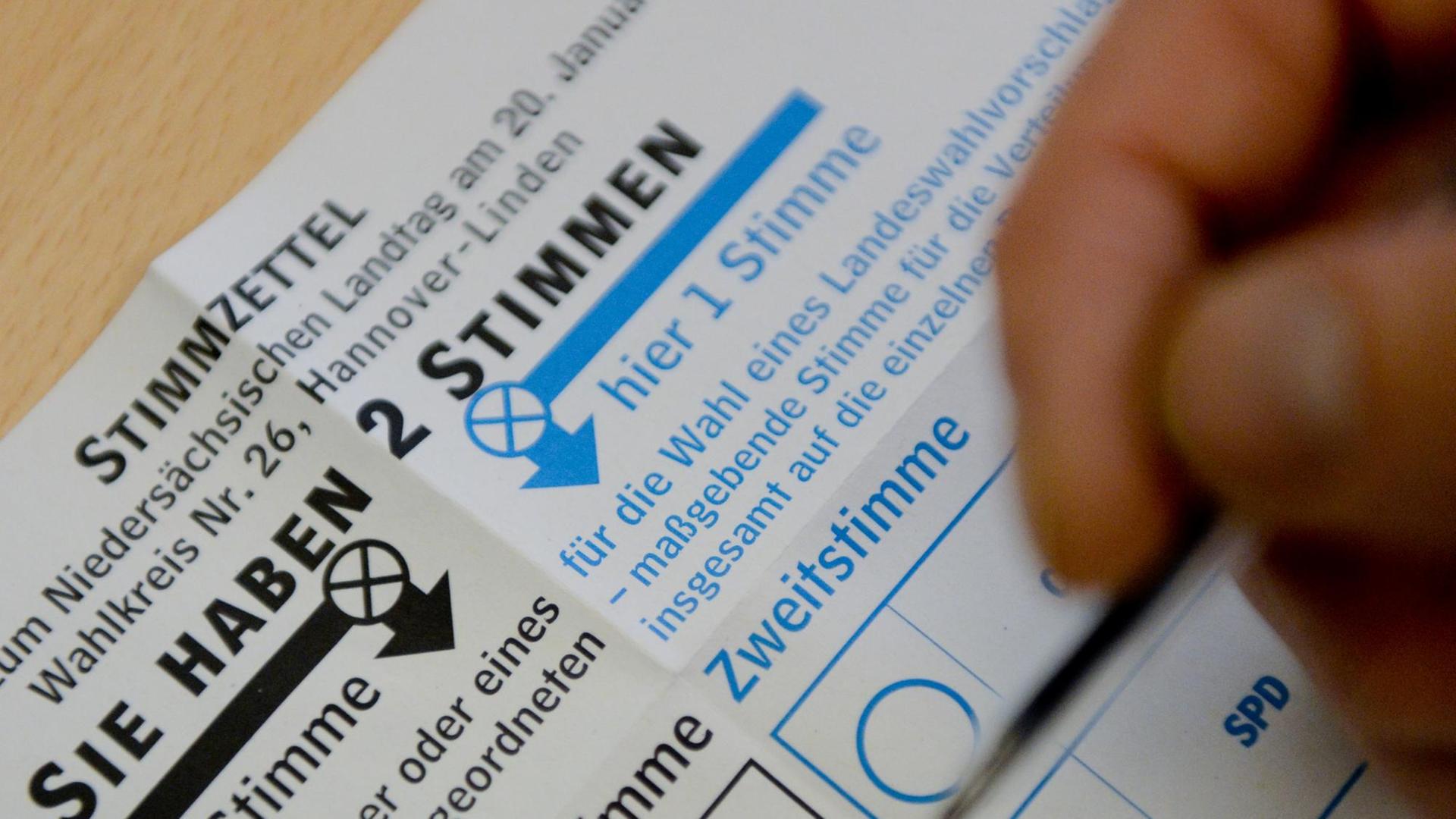 Ein Wähler macht in Hannover auf seinem Stimmzettel die Kreuze. Ein Wähler macht in Hannover auf seinem Stimmzettel die Kreuze.