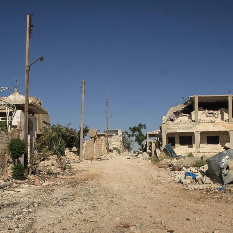 Einige Menschen kehren Ende Mai zu ihren zerstörten Häusern östlich von Idlib zurück.
