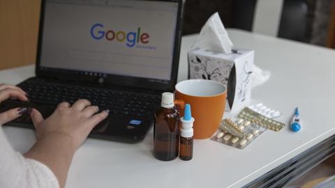 Eine Frau schaut ihre Krankheitssymptome im Internet nach (gestellte Szene)