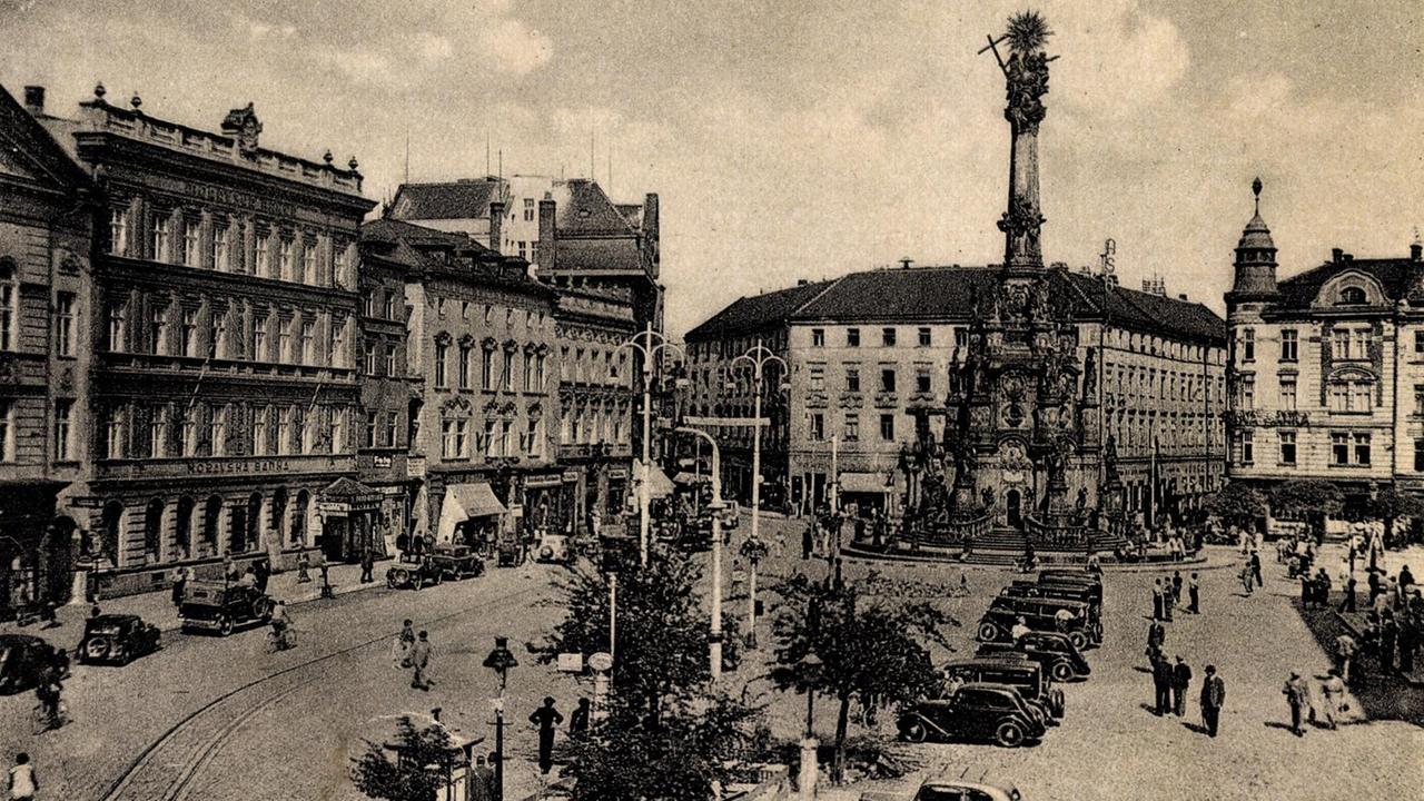 Straßenansicht von Olmütz/Olomouc um 1935 mit der Dreifaltigkeitssäule Straßenansicht von Olmütz/Olomouc um 1935 mit der Dreifaltigkeitssäule