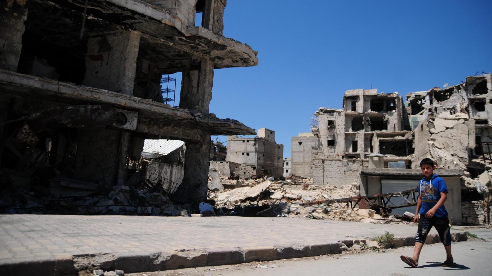 Ein Kind geht durch die Trümmer des ehemals belagerten Ostteils von Aleppo. Ein Kind geht durch die Trümmer des ehemals belagerten Ostteils von Aleppo.