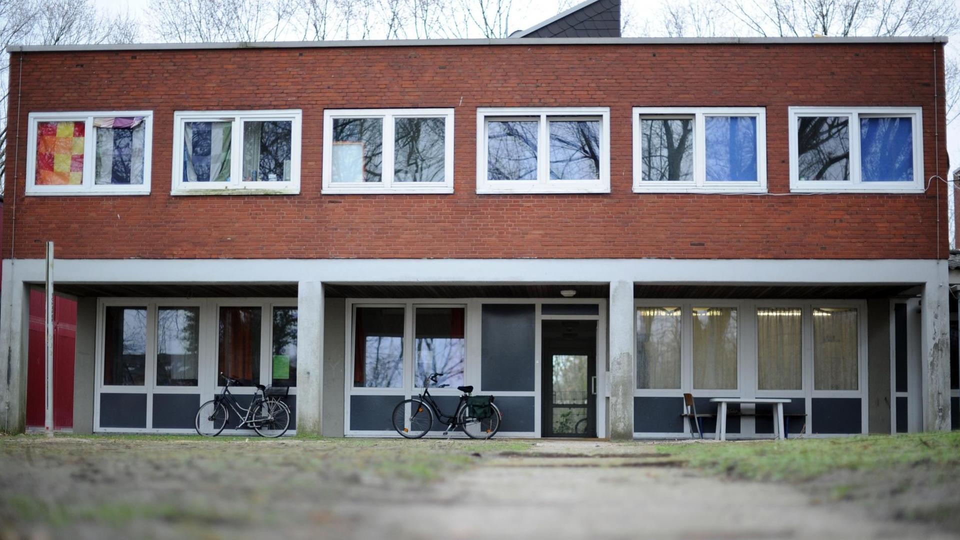 Fahrräder stehen in Münster (Nordrhein-Westfalen) vor der städtischen Flüchtlingseinrichtung Hoppengarten Fahrräder stehen in Münster (Nordrhein-Westfalen) vor der städtischen Flüchtlingseinrichtung Hoppengarten