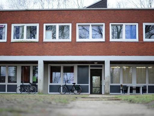 Fahrräder stehen in Münster (Nordrhein-Westfalen) vor der städtischen Flüchtlingseinrichtung Hoppengarten