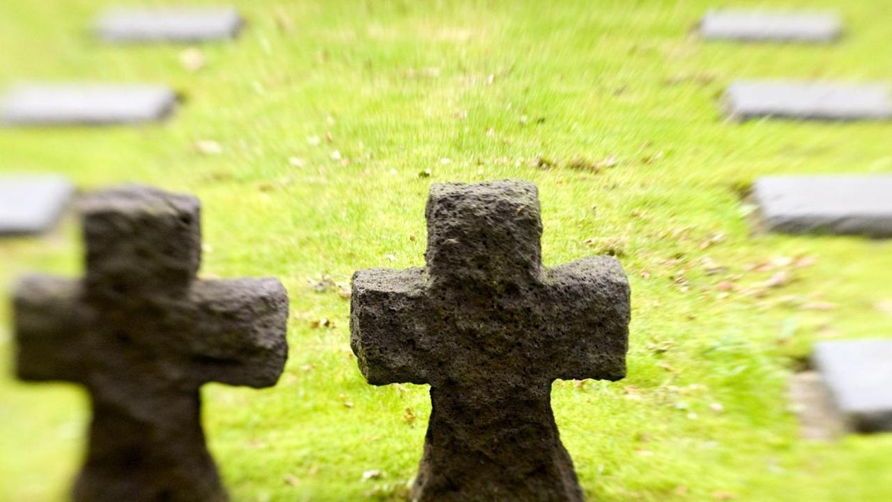 25.644 Soldaten liegen auf dem Soldatenfriedhof Vladslo im belgischen Ypern begraben. 25.644 Soldaten liegen auf dem Soldatenfriedhof Vladslo im belgischen Ypern begraben.
