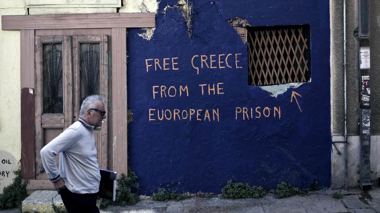 "Befreit Griechenland aus dem Euro-Gefängnis": Ein Grafito an einem leer stehenden Haus in Athen "Befreit Griechenland aus dem Euro-Gefängnis": Ein Grafito an einem leer stehenden Haus in Athen