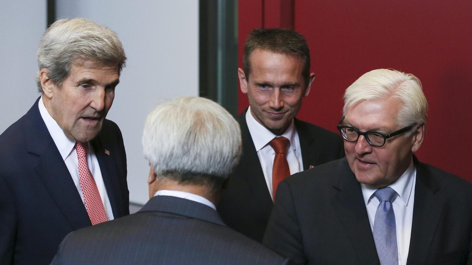 Der US-Außenminister John Kerry, der dänische Außenminister Kristian Jensen und Bundesaußenminister Frank-Walter Steinmeier unterhalten sich auf der Afghanistan-Geberkonferenz in Brüssel (v.l.).