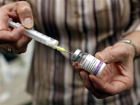 Eine Arzthelferin zieht im Gesundheitsamt in Bremen den Impfstoff Pandemrix gegen die Schweinegrippe auf eine Spritze.