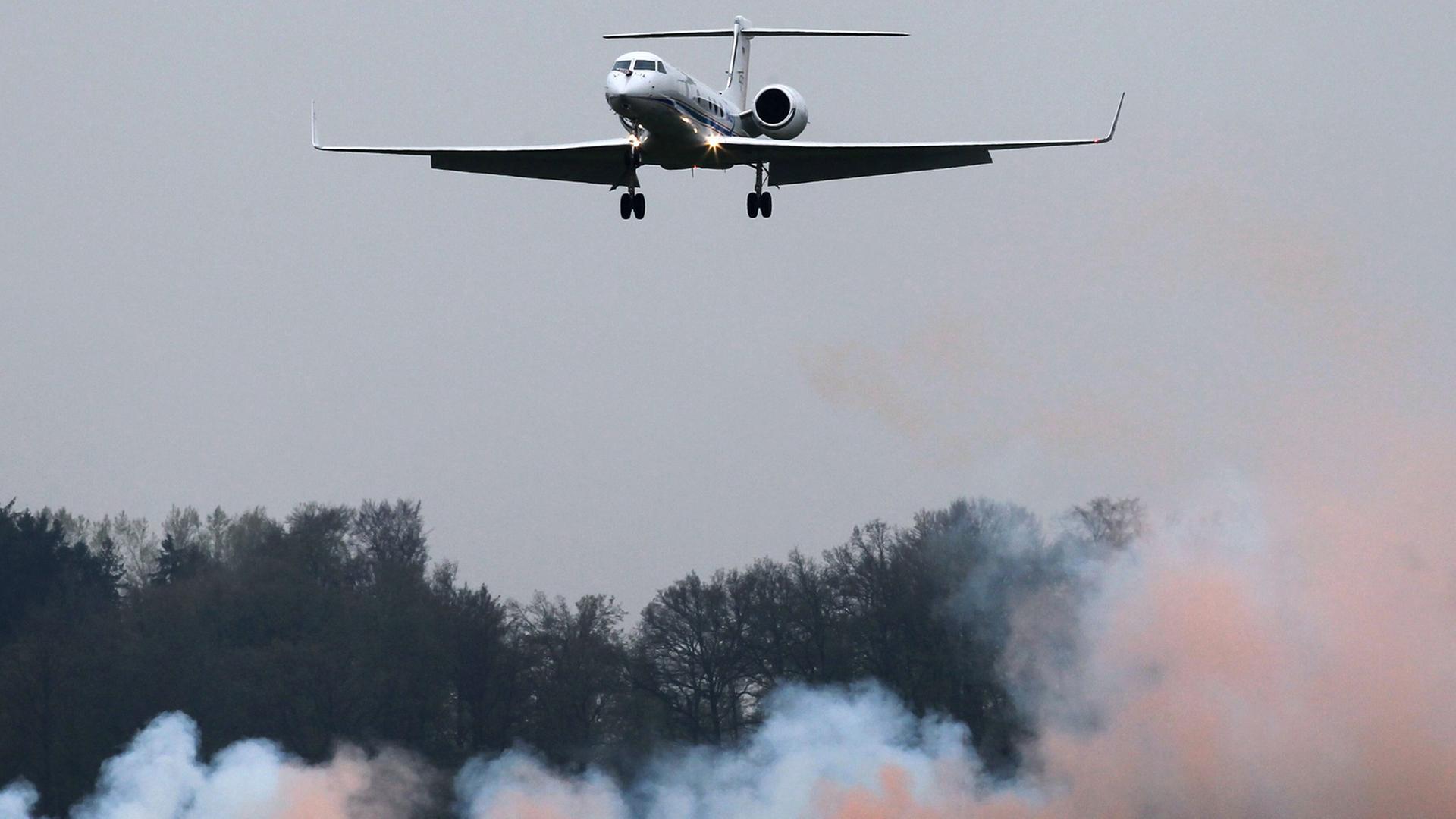 Ein Forschungsflugzeug des Deutschen Zentrums für Luft- und Raumfahrt flieg bei einem Wirbelschleppenversuch über maschinell erzeugten Rauch.