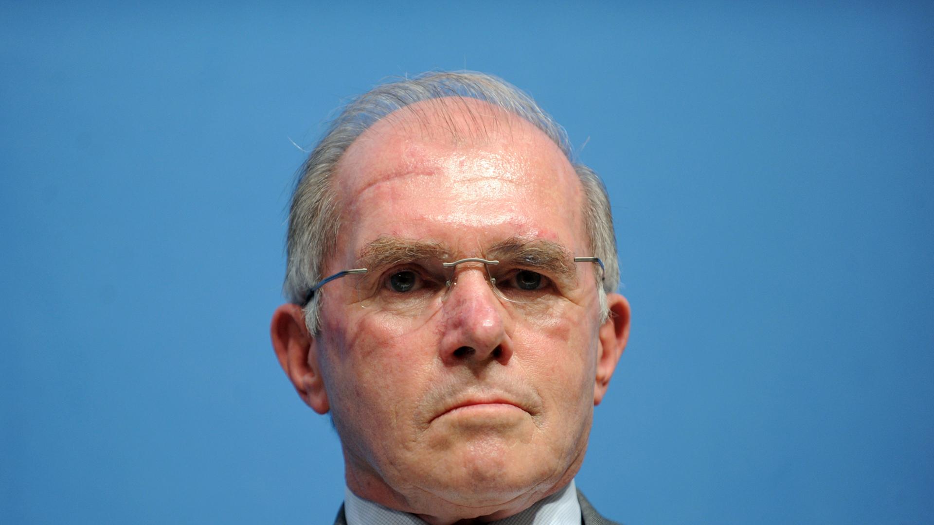 General a. D. Klaus Naumann war Generalinspekteur der Bundeswehr und Chef des NATO-Militärausschusses General a. D. Klaus Naumann war Generalinspekteur der Bundeswehr und Chef des NATO-Militärausschusses